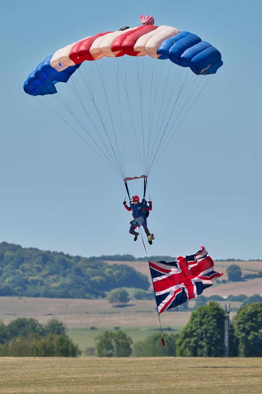 RAF-Falcons-Parachute-Display-DSC3629-solo-landing-union-jack-Wheels-and-Wings-Wallop-Hampshire-12072025