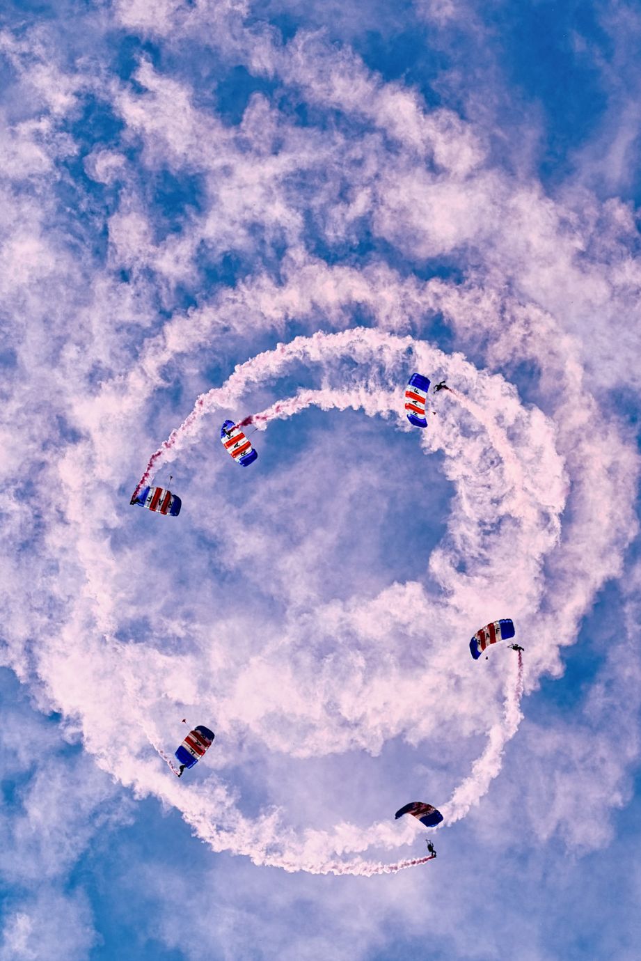 RAF-Falcons-Parachute-Display-Team-Circle-Wings-and-Wheels-Wallop-Hampshire-DSC3483-12072025