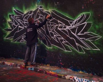 Graffiti-artist-Leake-Street-Vaults-London-Waterloo-F5129-08072025