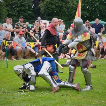 Penton-Medieval-Midsummer-Festival-knight-battle-defeat-5372-23062024 Penton-Medieval-Midsummer-Festival-knight-battle-defeat-5372-23062024