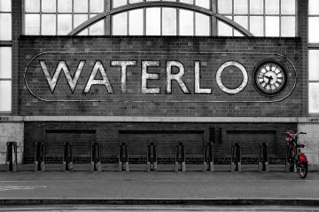 waterloo-station-clock-red-ebike-moncohrome-London-30032022 waterloo-station-clock-red-ebike-moncohrome-London-30032022